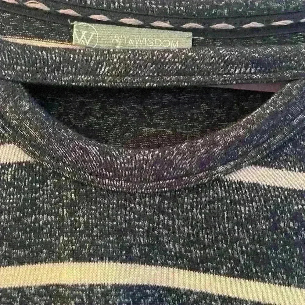 Wit & Wisdom Top NWOT - Picture 2 of 6